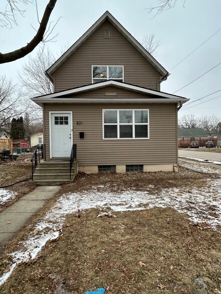Front - 821 Minnesota Ave