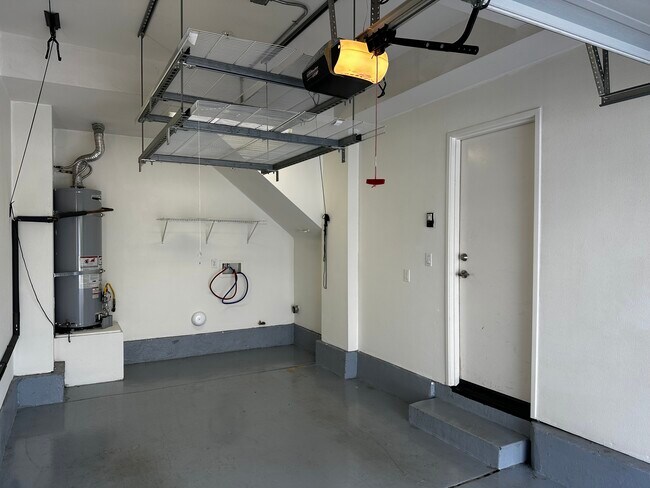 Building Photo - 310 Sunset Way