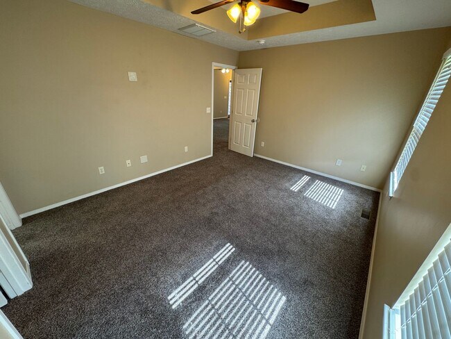 Building Photo - Beautiful 3 bedroom 2 Bathroom Home locate...