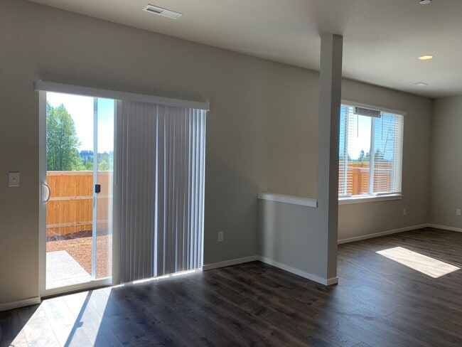 Building Photo - GORGEOUS 5BD, 3BA, 2-CAR GARAGE! AMENITIES...