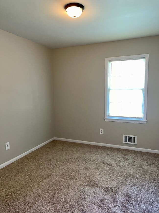 Building Photo - Amazing Deal On This 4 Bedroom/1.5 Bath Br...