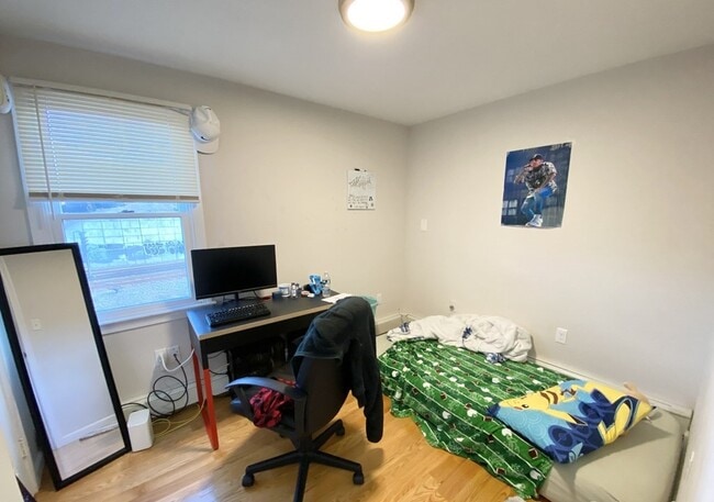 Building Photo - 185 Sydney St