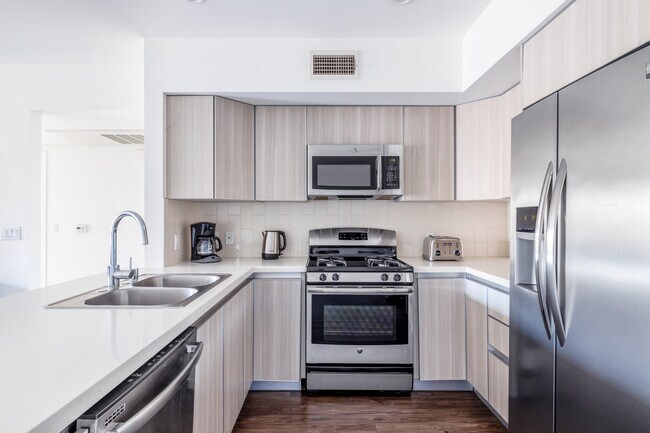 Building Photo - 409 Hayworth Ave