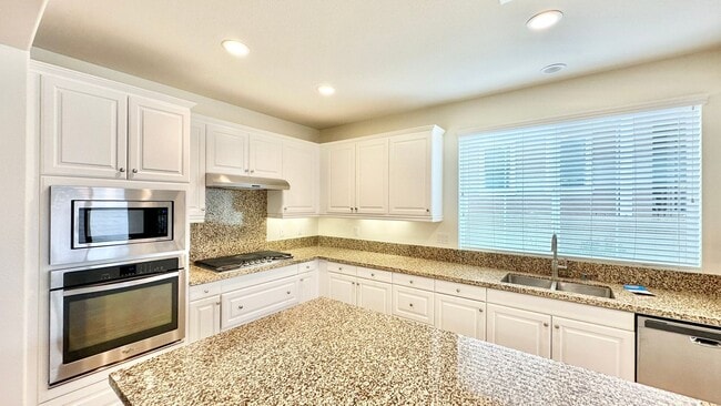 Building Photo - Beautiful, Stand Alone Condo in Resort-lik...