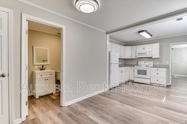 Building Photo - 2128 Roosevelt Dr