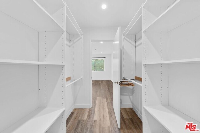 Building Photo - 501 Palisades Dr