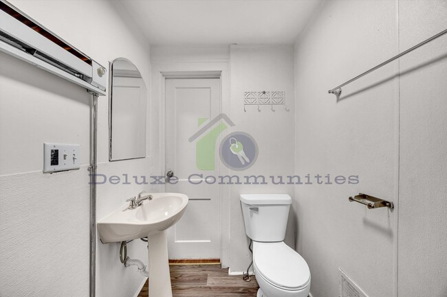 Building Photo - Charming 1 Bedroom with Natural Light & Basement Laundry