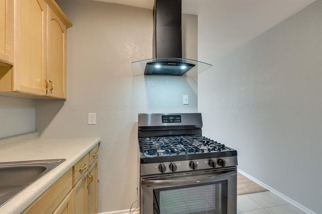 Building Photo - 5320 Lovell Ave