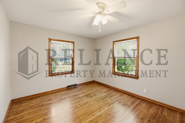 Building Photo - 841 N Country Acres Ave