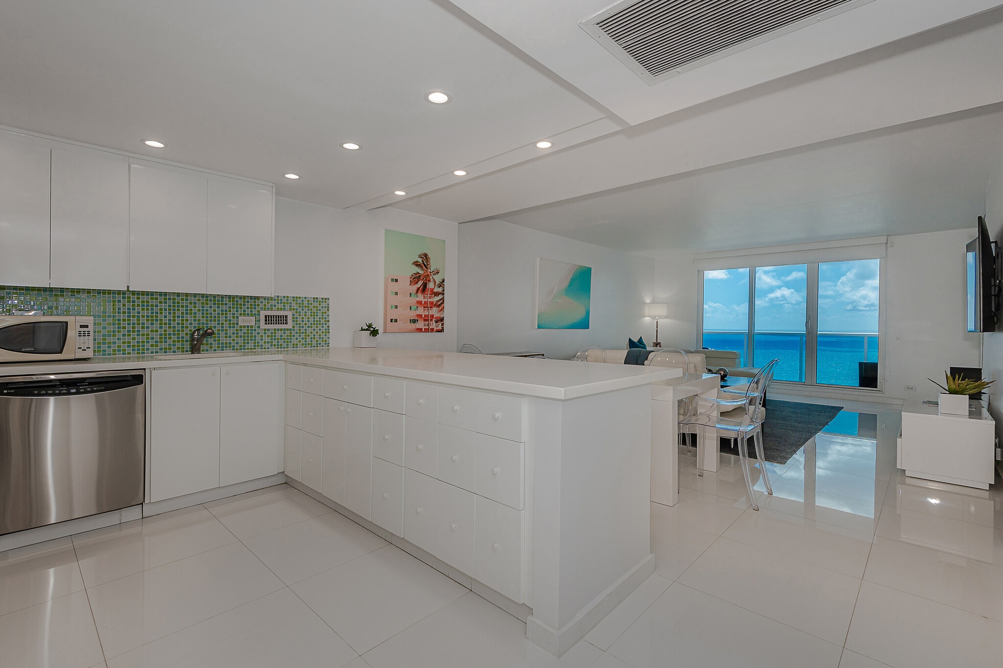 Building Photo - 2301 Collins Ave