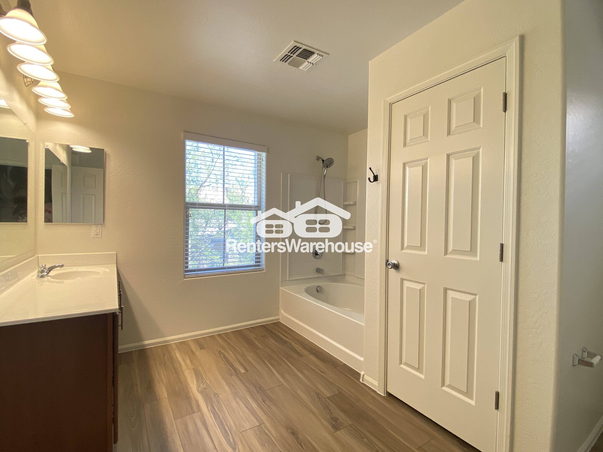 Building Photo - 4149 E Devon Dr