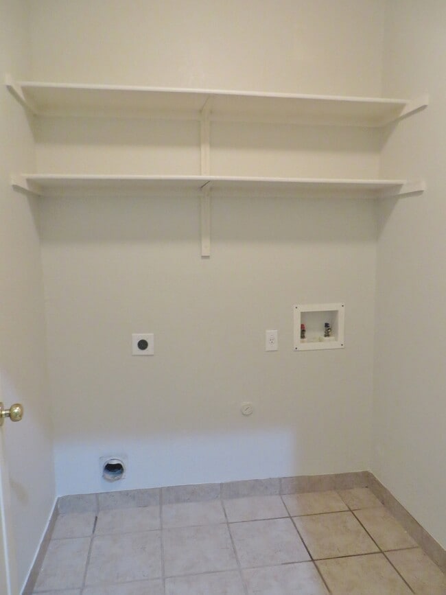 Building Photo - 4 Bedroom 2 Bathroom Churchill Farms Georg...