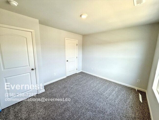 Building Photo - 3-Bedroom, 2.5-Bathroom Home in a Convenie...