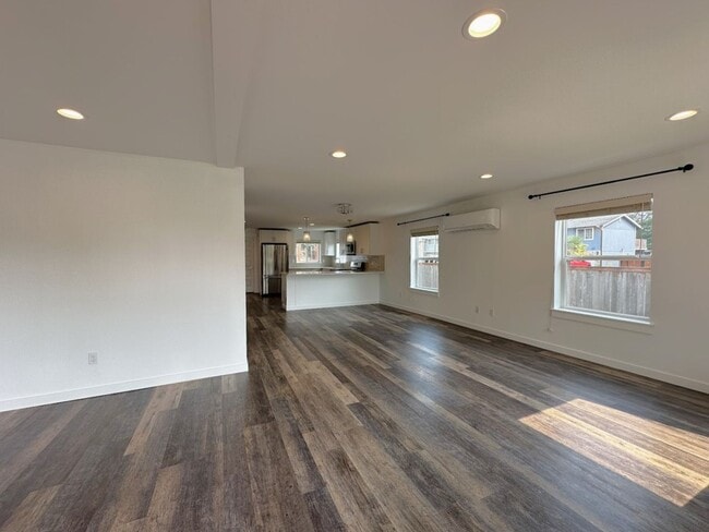 Building Photo - Modern & Stylish 4 Bed, 2.5 Bath Remodel!