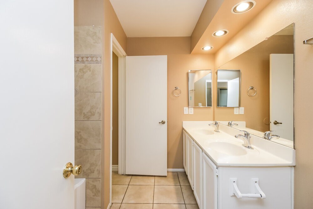 Building Photo - 1915 S 39th St