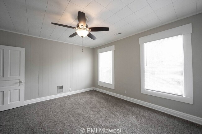 Building Photo - "Charming 3-Bedroom Duplex Haven on W 29th St – Spacious 1031 Sq Ft Gem in Indianapolis!"