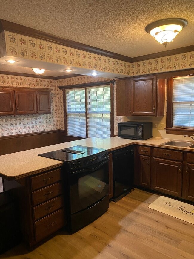 Building Photo - 3 Bedroom 3 Bath Brick Ranch