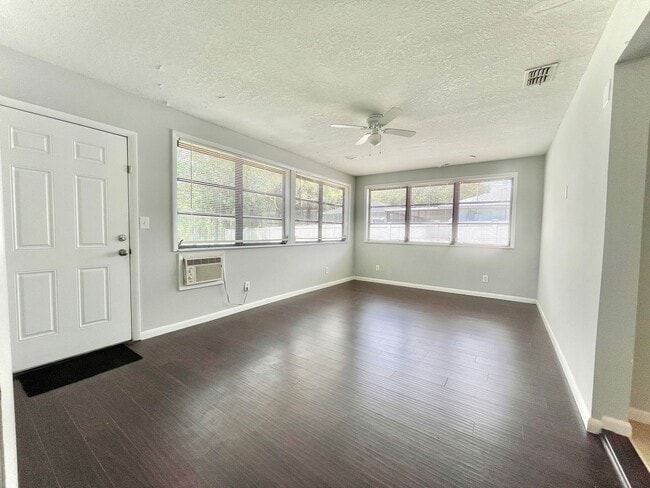 Building Photo - 3BR 1BA Annual Rental Available Now