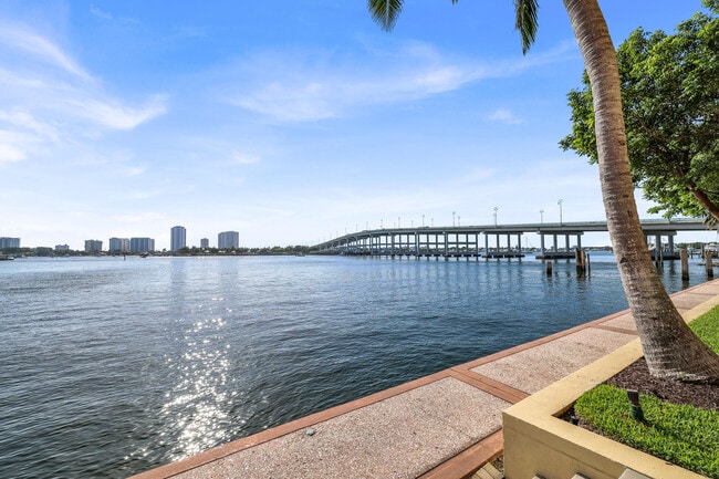 Building Photo - 2650 Lake Shore Dr