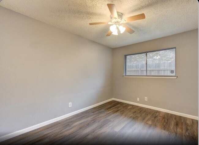 Building Photo - 10727 Sagewillow Ln