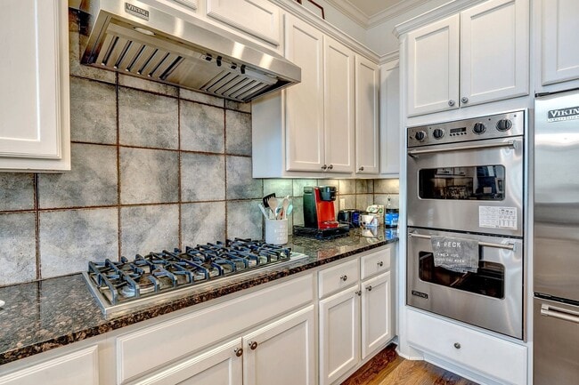 Building Photo - Gorgeous Townhome in The Villas of Hollytree!