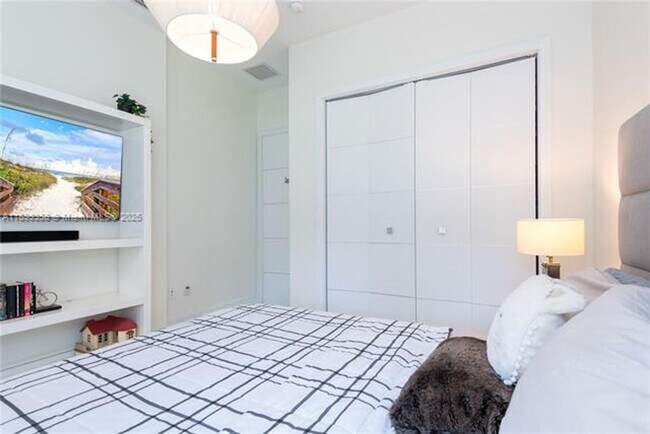 Building Photo - 17320 SW 92nd Ct