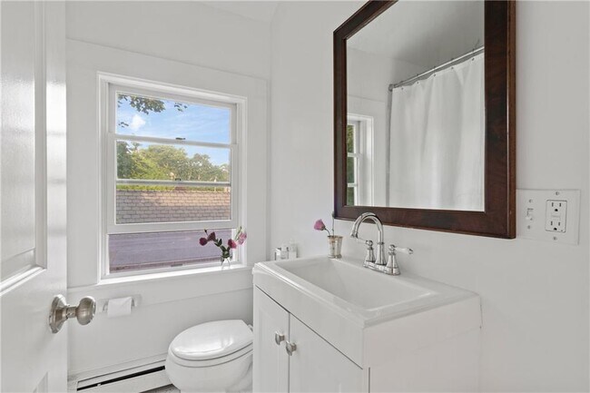 Building Photo - 729 Bellevue Ave