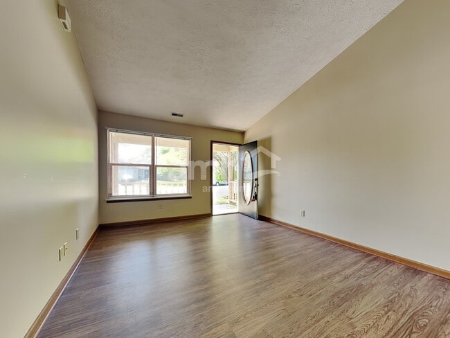 Building Photo - 3326 Redbud Ct