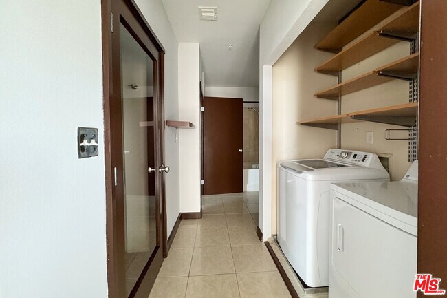 Building Photo - 488 E Ocean Blvd