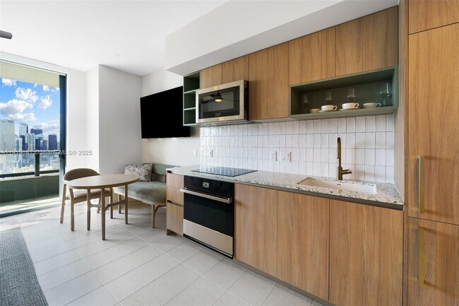 Building Photo - 601 NE 1st Ave