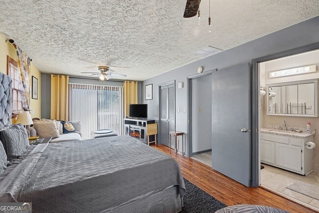 Building Photo - 8671 Twin Oaks Dr