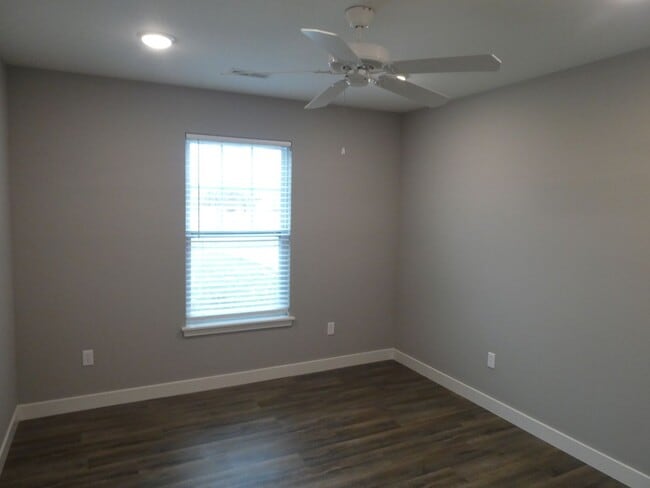 Building Photo - 3 Bedroom 2 Bath Home- Off Green Meadows Rd