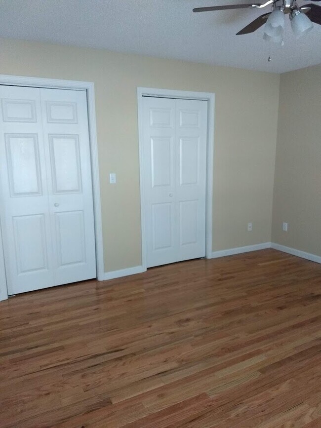 Building Photo - 98 Russell Ln