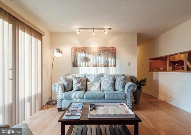 Building Photo - 905 Woodhollow Dr