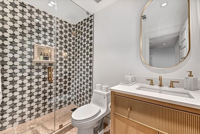 Building Photo - 242 SW D St