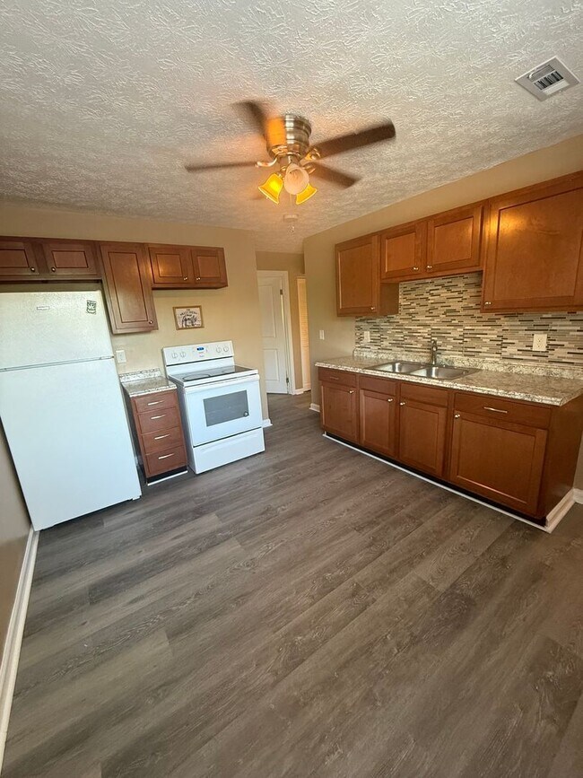 Building Photo - 6631 Gracely Dr