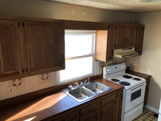 Building Photo - 2 Bedroom House W/ Garage!