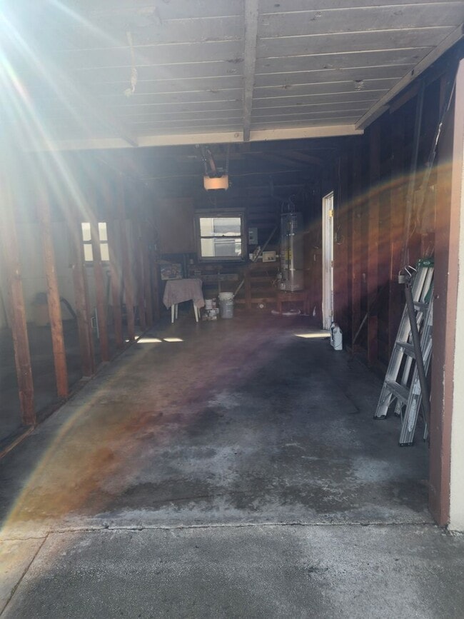 Building Photo - Private 2 bedroom 1 bath home