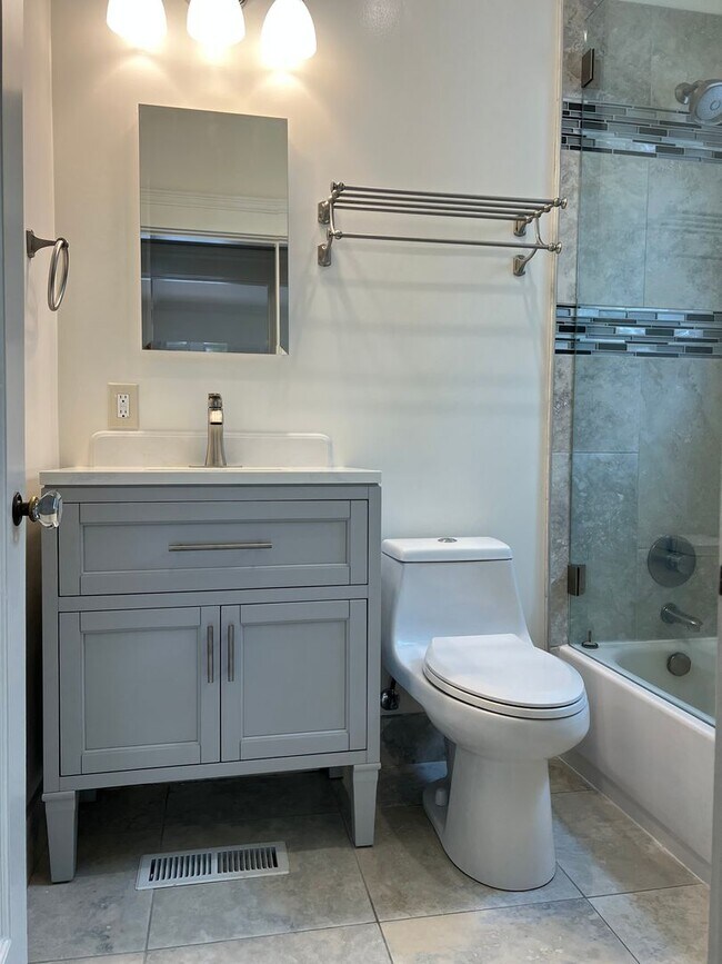 Building Photo - Charming Outer Sunset 2 BDRM WITH SUNROOM Home Just Steps from Ocean Beach!