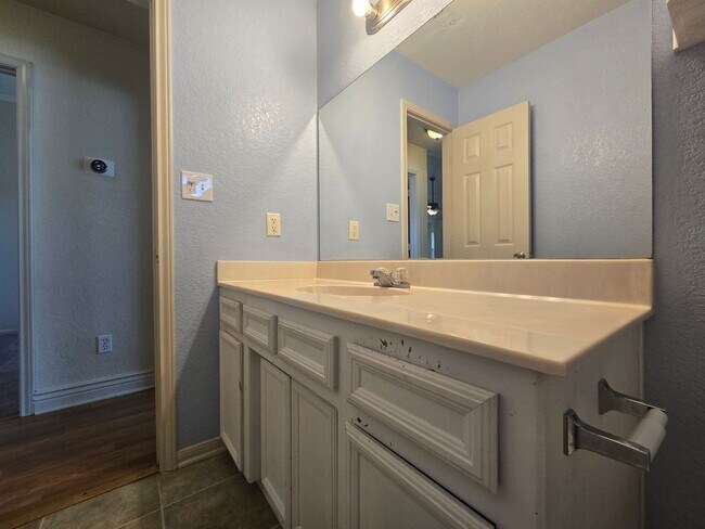 Building Photo - 2305 Amethyst Dr