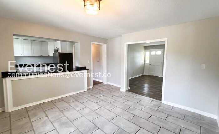 Building Photo - 3217 Plaza Cir