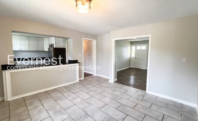 Building Photo - 3 Bed, 2 Bath Home with Modern Amenities / Pet-Friendly / Available Now!