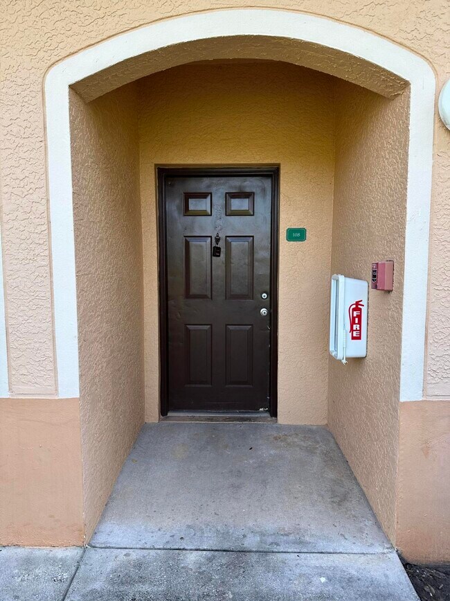 Building Photo - 161 SW Palm Dr