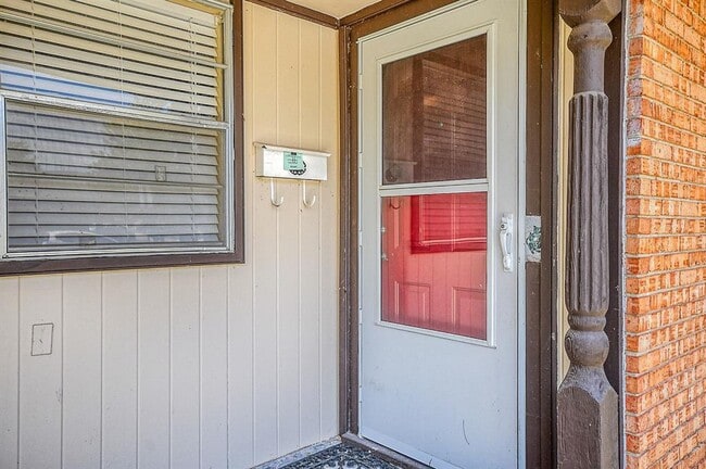 Building Photo - 1926 Cherokee Ln