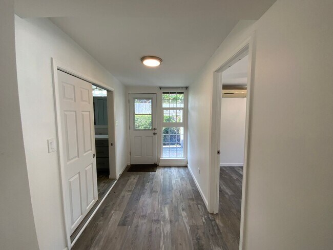 Building Photo - T1217ach