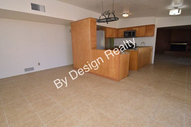 Building Photo - Spacious 3 Bed 2 Bath Eastside Home w/Huge Yard & Fireplace