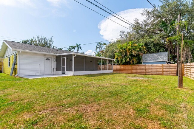 Building Photo - Spacious, Pet Friendly, 2 Bed Home with La...