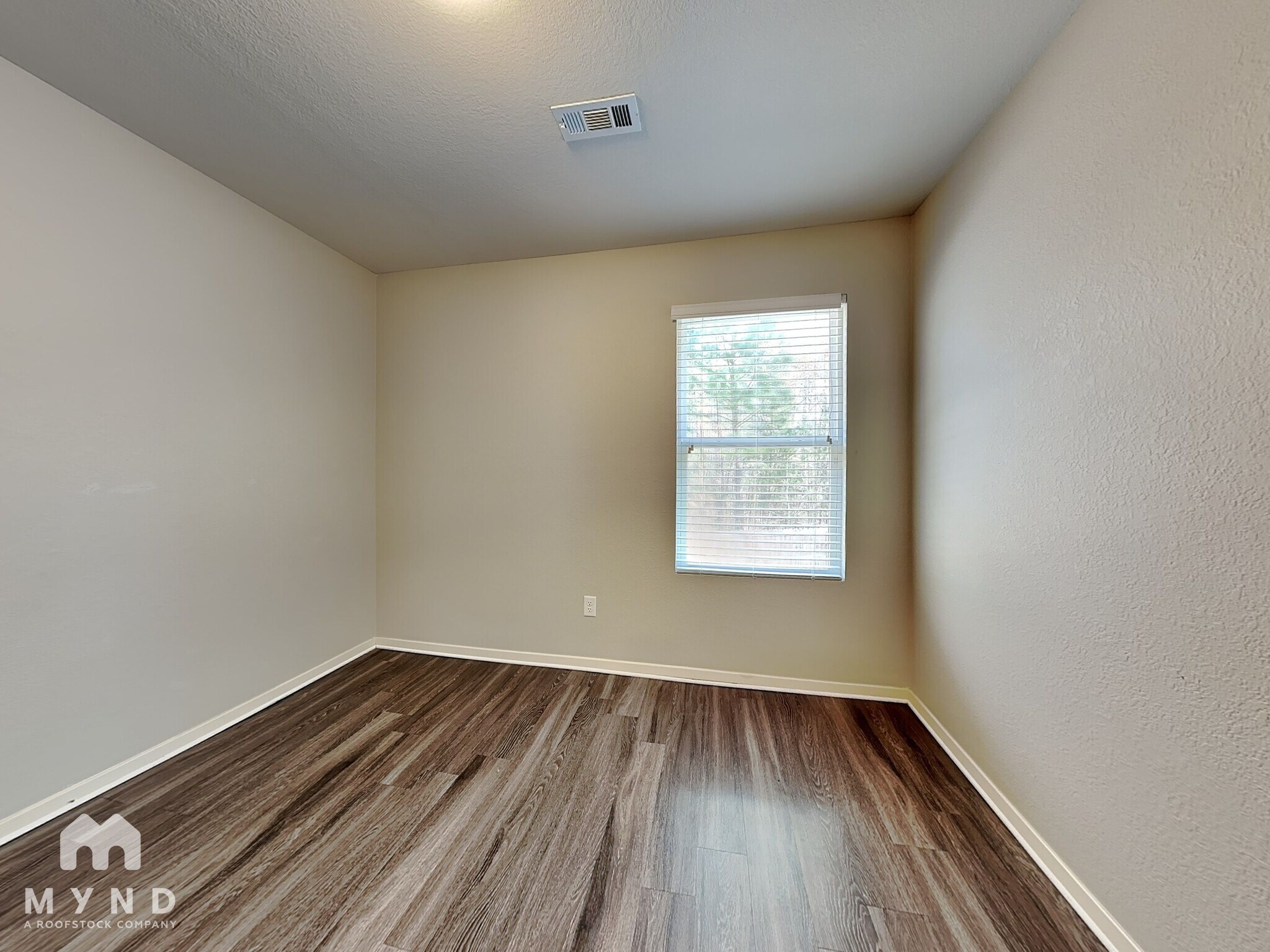 Building Photo - 9208 Pleasant Valley Dr