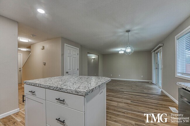 Building Photo - Wonderful 2 Story 3 Bed 2.5 Bath Home in Five Corners!