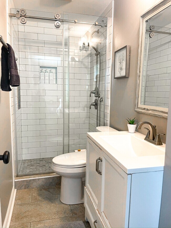 Building Photo - 11501-11505 5 Cedars Rd